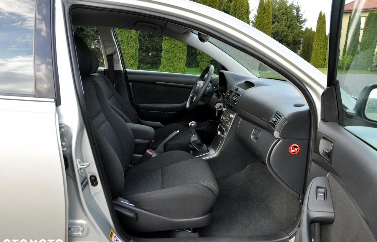Toyota Avensis cena 17900 przebieg: 211258, rok produkcji 2005 z Dzierzgoń małe 742